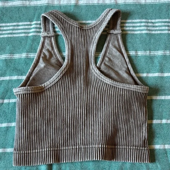 Stylish Ribbed Tank Top - Picture 2 of 3